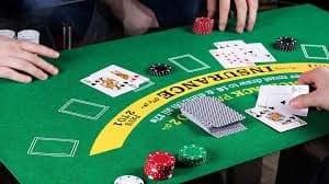 Pemegang bola sepak yang tengah mengoper bola di lapangan hijau
